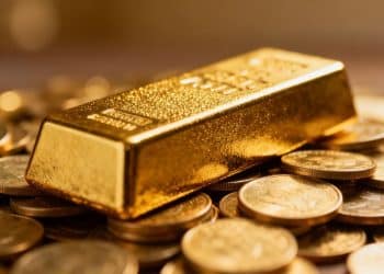 Barre d'or sur des pièces d'or.