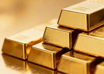 Lingots d'or brillants empilés