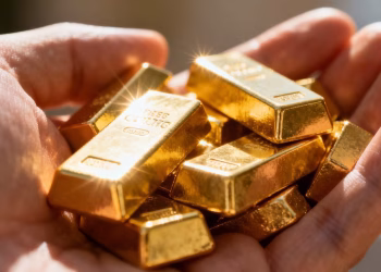 Lingots d'or dans une main