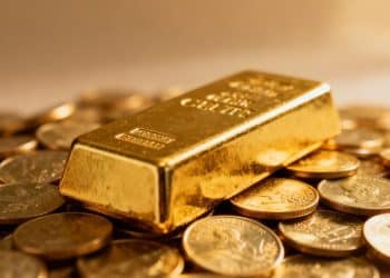 Lingots et pièces d'or brillants.
