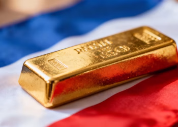 Lingot d'or sur fond de drapeau français.