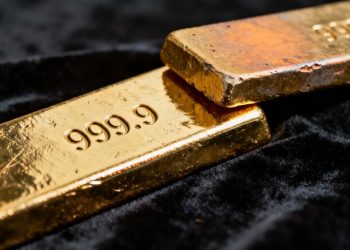 Deux lingots d'or, un vrai et un faux.