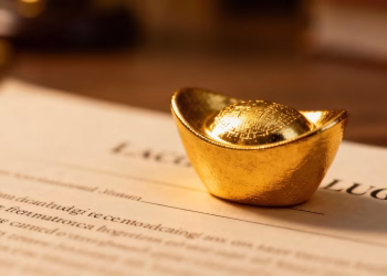 Lingot d'or sur un document juridique.