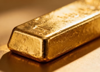 Barre d'or brillante sur fond flou.
