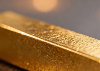 Lingot d'or brillant sur fond flou.