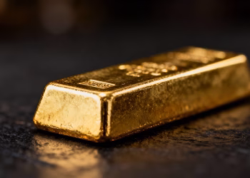 Barre d'or brillante sur fond sombre.
