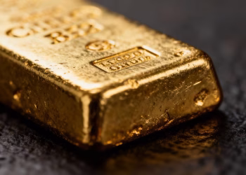 Lingot d'or sur fond sombre.