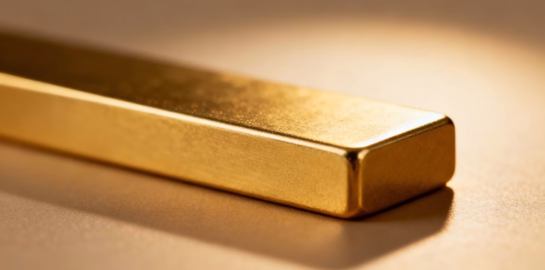 Lingot d'or brillant sur fond flou.