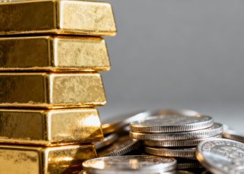 Lingots d'or et pièces d'argent, symboles de richesse.