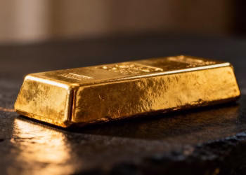 Barre d'or brillante sur fond sombre.