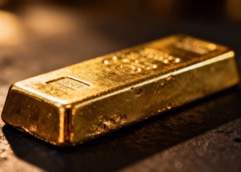 Barre d'or brillante sur fond sombre.