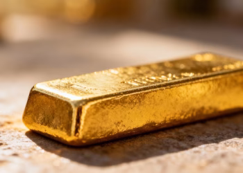 Barre d'or brillante sur fond flou.