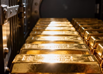 Lingots d'or dans un coffre-fort sécurisé.