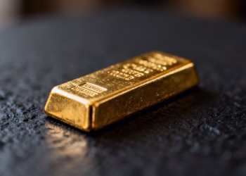 Barre d'or brillante sur fond sombre.