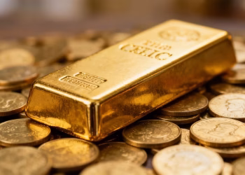 Barre d'or sur des pièces d'or