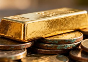 Barre d'or sur des pièces anciennes pour un prêt retraite.