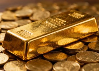 Barre d'or sur des pièces d'or.