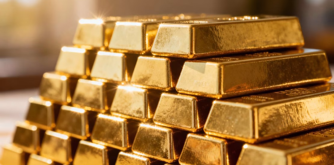 Lingots d'or empilés, gros plan, brillance métallique.