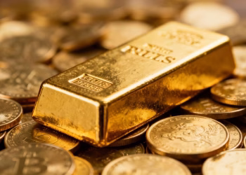 Barre d'or sur des pièces d'or.