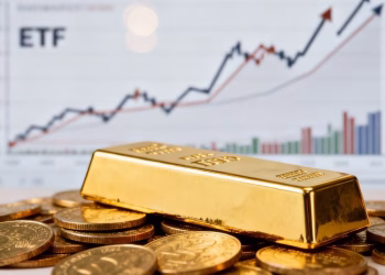 Barres d'or et pièces d'or à côté d'un graphique ETF.