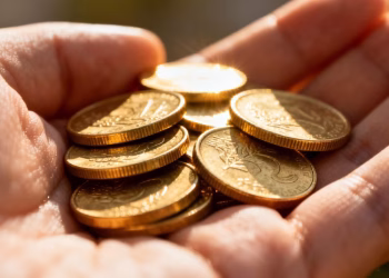 Petite main tenant des pièces d'or