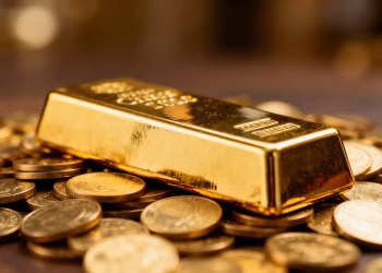 Barre d'or sur des pièces d'or