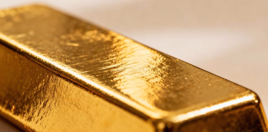 Lingot d'or brillant, certificat de pureté.