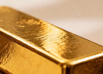 Lingot d'or brillant, certificat de pureté.
