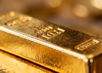 Lingot d'or brillant, symbole de richesse et d'investissement.