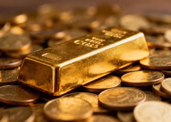 Barre d'or sur des pièces d'or.