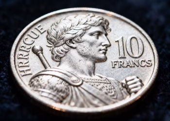 Une pièce de 10 francs Hercule en argent.