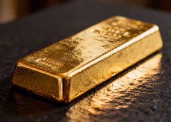 Barre d'or brillante sur fond sombre.