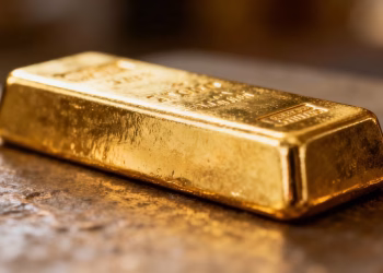 Lingot d'or brillant sur fond texturé.