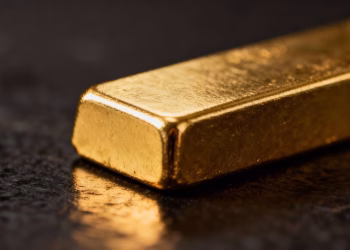 Barre d'or brillante sur fond sombre.