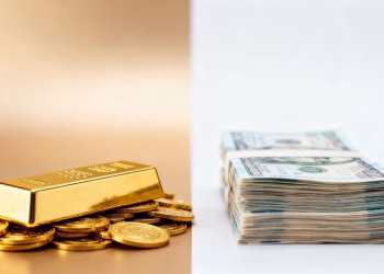 Lingot d'or et billets de banque, investissement pour débutant.