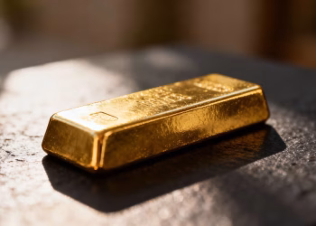 Barre d'or brillant sur fond sombre.