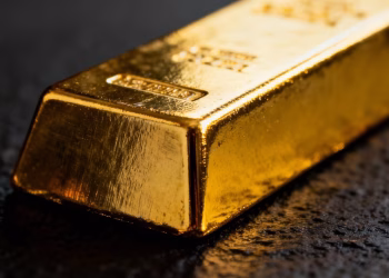 Barre d'or brillante sur fond sombre.