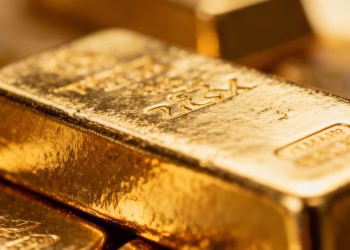 Barre d'or brillante sur fond flou.