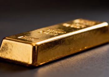 Lingot d'or brillant sur fond sombre.