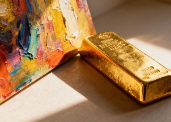 Barre d'or et peinture abstraite, symboles d'investissement.