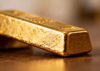 Lingot d'or brillant sur fond flou.