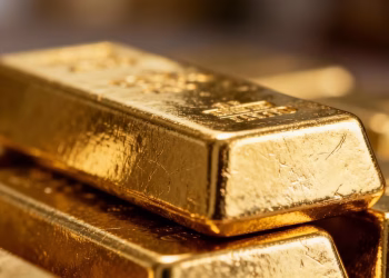 Lingot d'or brillant sur fond flou.