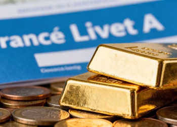 Barre d'or et livret A, symbole d'épargne et d'investissement.
