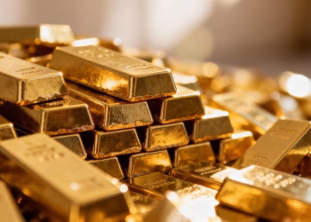 Lingots d'or empilés, symbolisant la richesse et la sécurité.