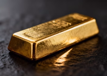 Lingot d'or sur fond sombre.