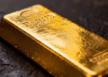 Barre d'or brillante sur fond sombre.