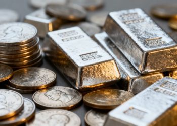Pièces et lingots d'argent brillant.