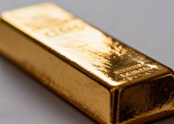 Lingot d'or brillant, gros plan, reflet de lumière.