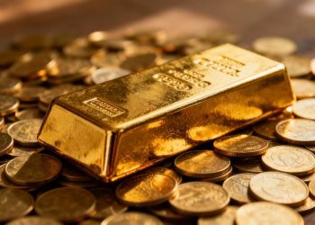 Barre d'or sur des pièces d'or