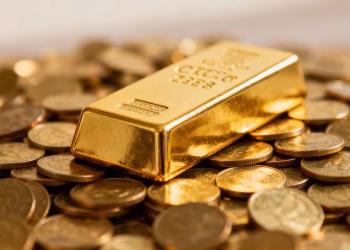 Barre d'or et pièces d'or, symbole de richesse.